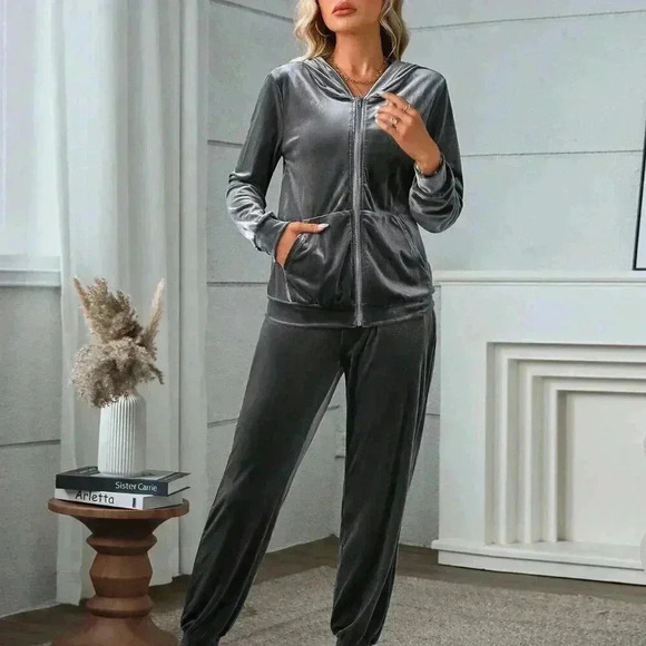 Grey Casual Women's Velvet Kangaroo Pocket Hoodie & Sweatpants Set - Picture 6 of 6